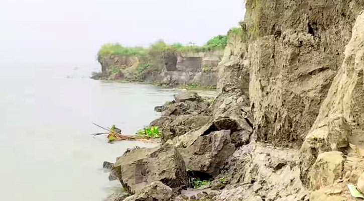 মেঘনা-ধনাগোদা নদীতে ভাঙন, দুশ্চিন্তায় পাড়ের বাসিন্দারা