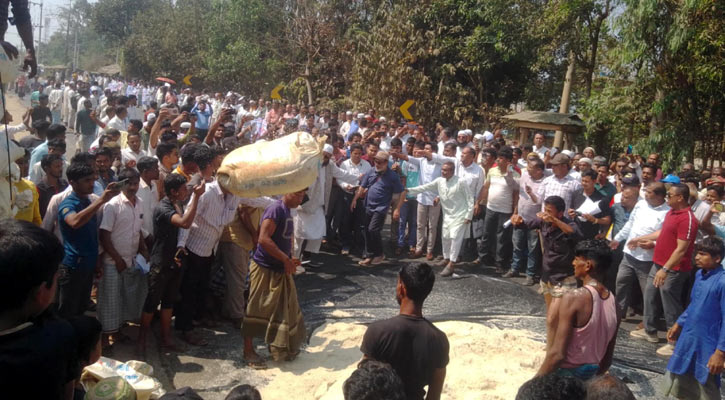 সড়কে কাফনের কাপড় পরে-লবণ ছিটিয়ে চাষিদের বিক্ষোভ