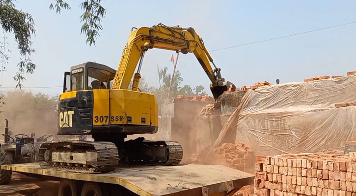 পঞ্চগড়ে অবৈধ ৪ ইটভাটা গুড়িয়ে দিল প্রশাসন