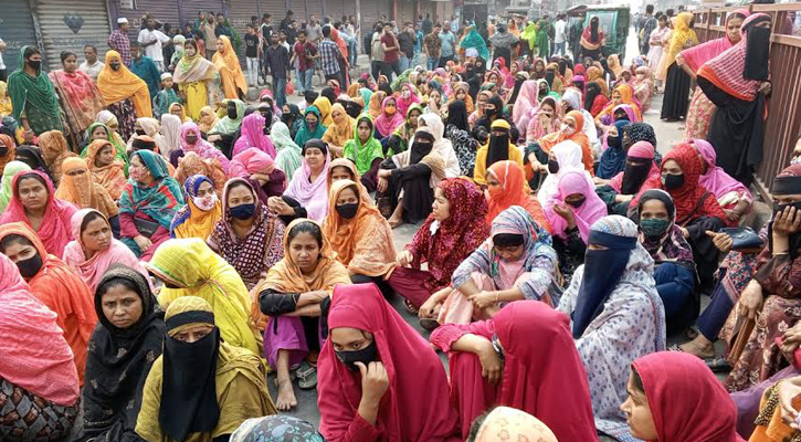 গাজীপুরে বকেয়া বেতনে দাবিতে পোশাকশ্রমিকদের মহাসড়ক অবরোধ 