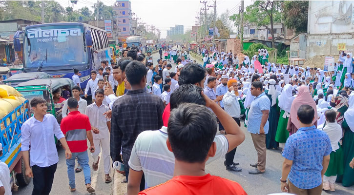 অটোরিকশায় শিক্ষিকাকে হেনস্তা, প্রতিবাদে শিক্ষার্থীদের সড়ক অবরোধ