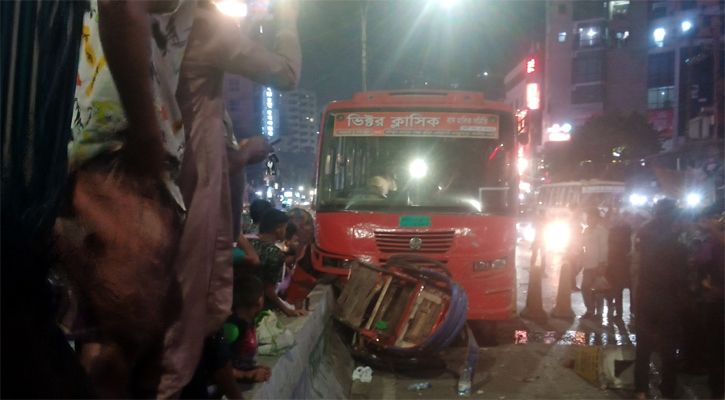 কাকরাইলে নিয়ন্ত্রণ হারিয়ে সড়ক বিভাজকে ধাক্কা বাসের