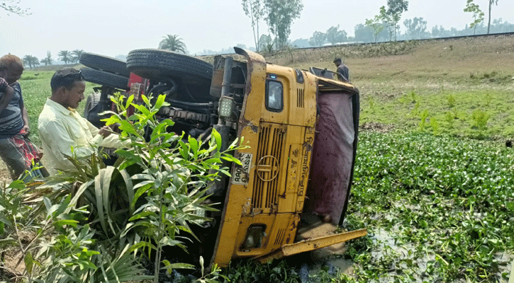 হিলিতে তেলবাহী লরি খাদে পড়ে নিহত ২