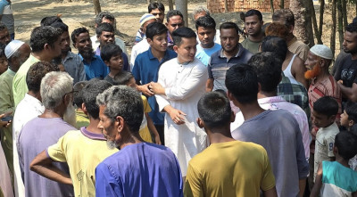 ভ্যানে চড়ে গ্রামে গ্রামে ছুটছেন সারজিস, করছেন পথসভা