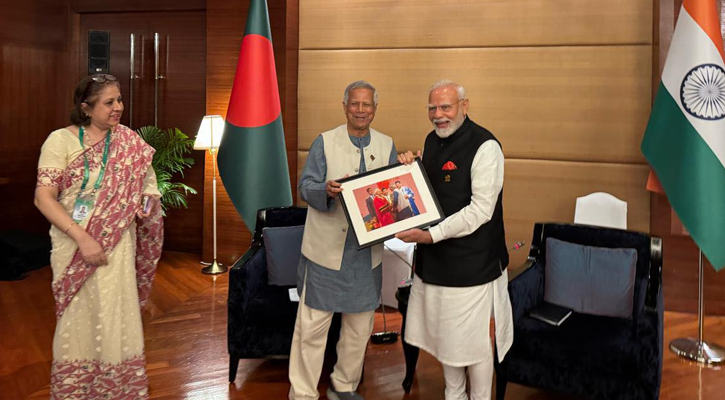 মোদীকে যে ছবি উপহার দিলেন অধ্যাপক ইউনূস