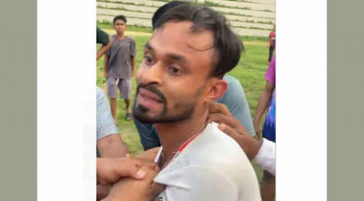 খেলার মাঠ থেকে নিষিদ্ধ ছাত্রলীগকর্মীকে ধরে পুলিশে সোপর্দ