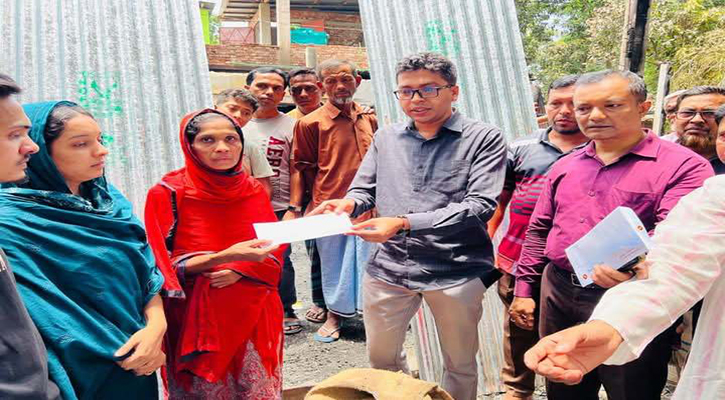 বোয়ালখালীতে অগ্নিকাণ্ডে ক্ষতিগ্রস্ত দুই পরিবারকে সহায়তা 