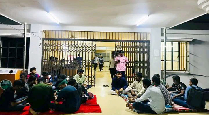 কাঁথা-বালিশ নিয়ে হলগেটে চবি শিক্ষার্থীরা