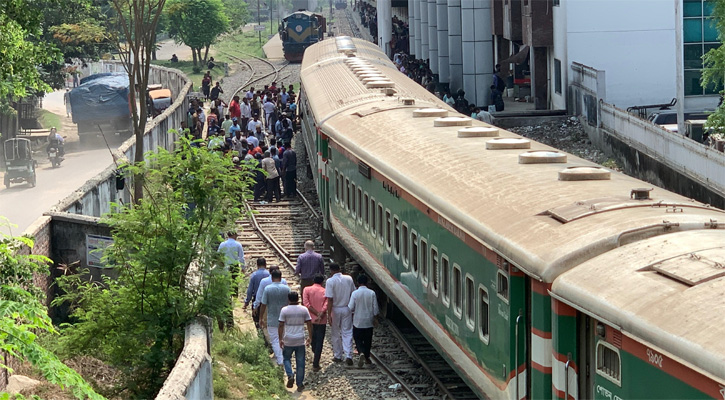 রাজশাহী স্টেশনে ঢুকতেই বনলতা এক্সপ্রেস লাইনচ্যুত 