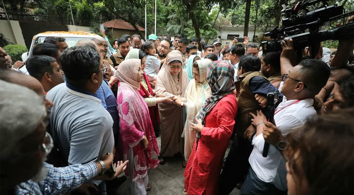 গুলশানের বাসভবনে খালেদা জিয়া