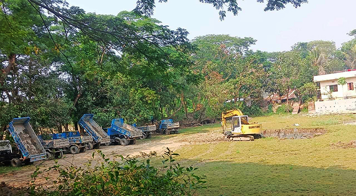 কৃষি জমির মাটি কাটার দায়ে ব্যবসায়ীকে জরিমানা