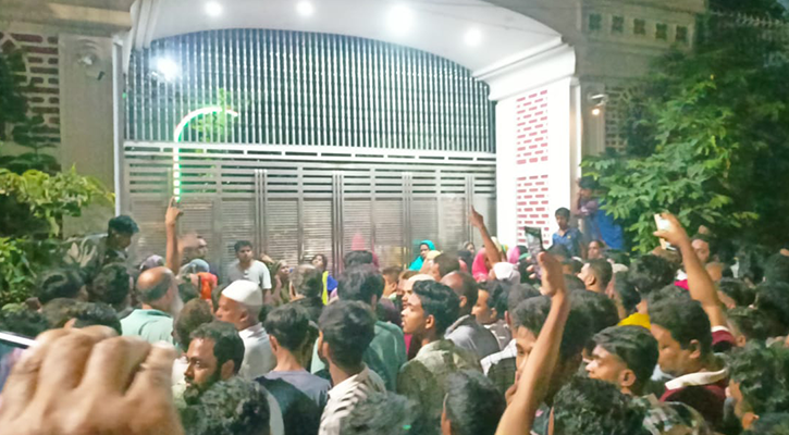 আইভীর বাড়িতে পুলিশ, অনুসারীদের জটলা