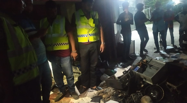হাসিনাকে লেখা হলো ‘প্রধানমন্ত্রী’, আ.লীগ নেতার পত্রিকা অফিসে আগুন