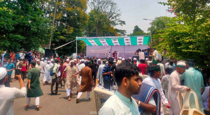 যমুনার কাছ থেকে সরে মঞ্চের সামনে অবস্থান বিক্ষোভকারীদের