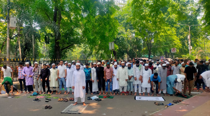 আ.লীগ নিষিদ্ধের দাবিতে আন্দোলনরতরা জুমা পড়লেন যমুনার সামনে