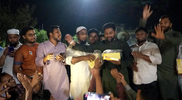 আ.লীগের কার্যক্রম নিষিদ্ধ ঘোষণায় পঞ্চগড়ে মিষ্টি বিতরণ