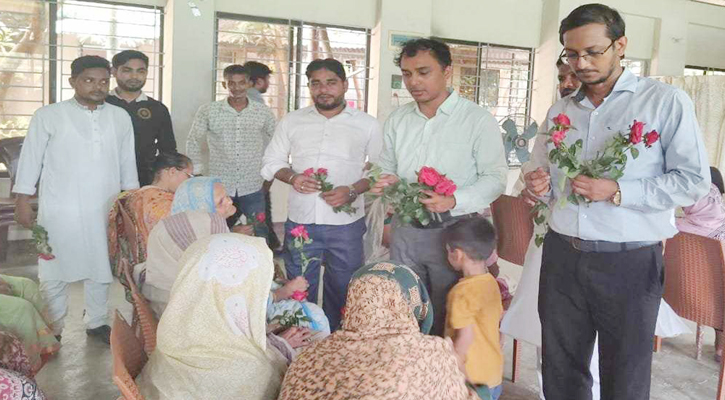 মধ্যাহ্নভোজে ফুল নিয়ে মায়েদের পাশে 