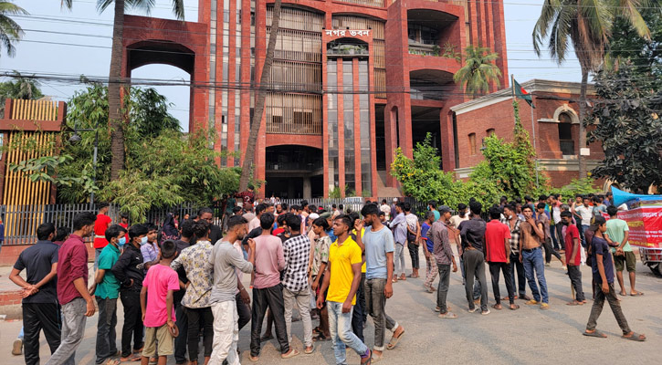নাসিক নগর ভবনে অটোরিকশাচালকদের হামলা