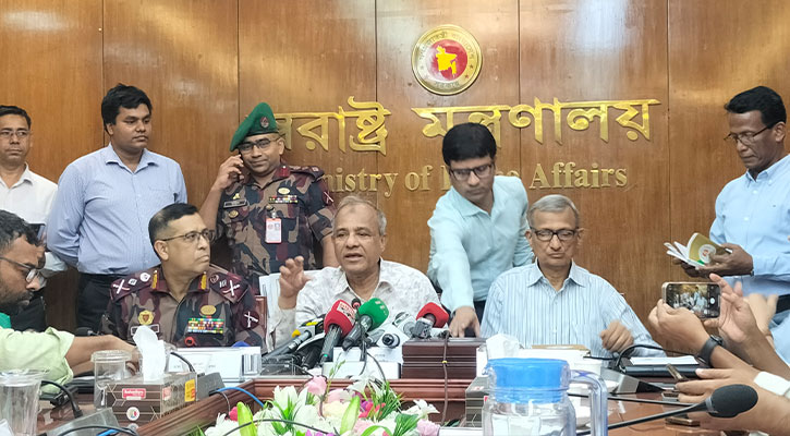 পুলিশের হাতে আর মারণাস্ত্র থাকবে না: স্বরাষ্ট্র উপদেষ্টা