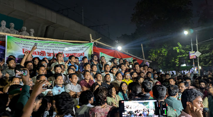 জাতীয় সংগীত গেয়ে প্রতিবাদ জানালেন ছাত্রনেতারা