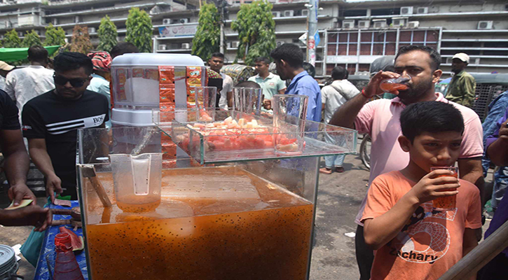 রাস্তার পাশের বাহারি শরবতে স্বাস্থ্যঝুঁকি 
