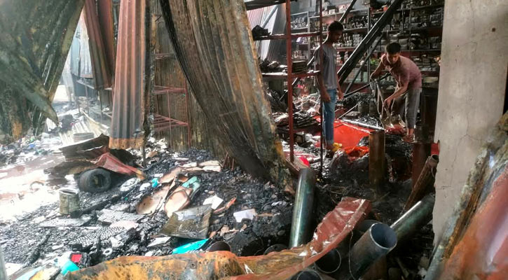 কালুখালীতে আগুনে ৩ দোকান পুড়ে আড়াই কোটি টাকা ক্ষতি দাবি
