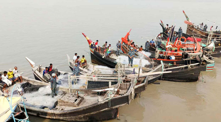 ১৮ কোটি টাকার জাল-মাছসহ ১২ নৌকা আটক