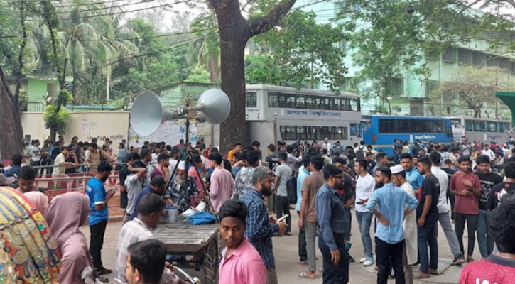 তিন দফা দাবিতে লং মার্চ নিয়ে যমুনার পথে জবি শিক্ষার্থীরা 