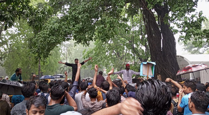 কাকরাইল মসজিদের সামনে জবি শিক্ষক-শিক্ষার্থীদের অবস্থান
