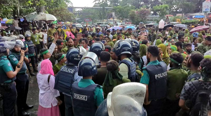 পুলিশের ব্যারিকেড ভেঙে শাহবাগ অবরোধে নার্সিং শিক্ষার্থীরা