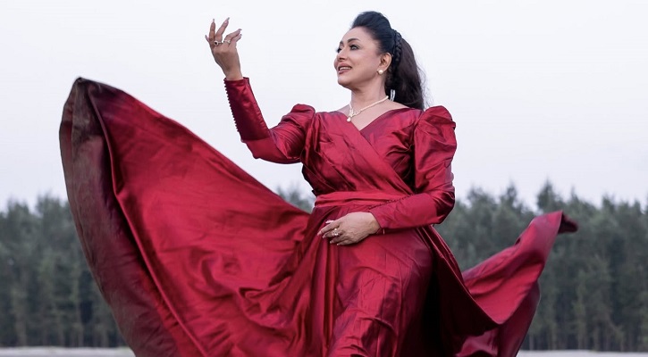 সত্তরে এসেও মুগ্ধতা ছড়াচ্ছেন ঢাকাই সিনেমার এই অভিনেত্রী