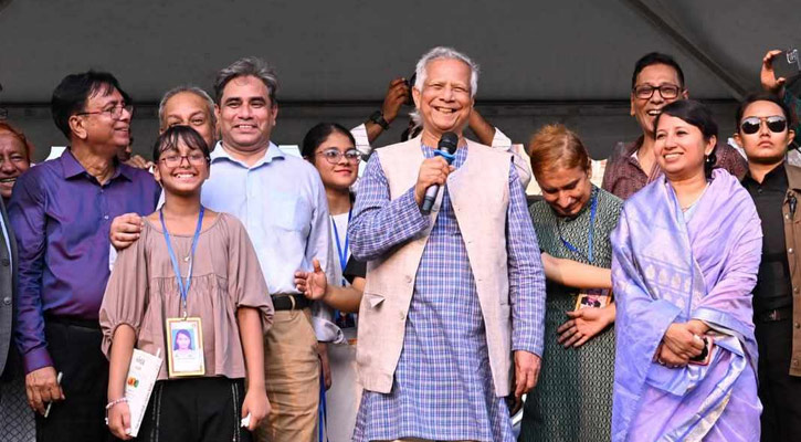 চাটগাঁর আঞ্চলিক ভাষায় গ্রামবাসীকে যা বললেন ড. ইউনূস 