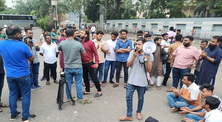 দ্বিতীয় দিনে জবি শিক্ষার্থীদের আন্দোলন, কাকরাইল সড়কে ব্যারিকেড