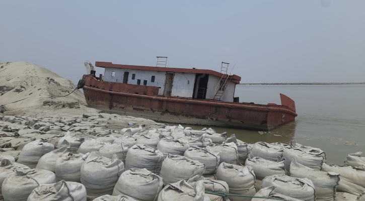 যমুনার তীরে বেওয়ারিশ জাহাজ, মালিকের খোঁজে পুলিশ