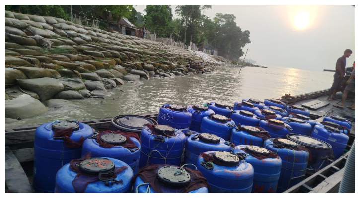 মেঘনায় ট্রলারসহ ৩৪ ড্রাম গলদা রেণু জব্দ 