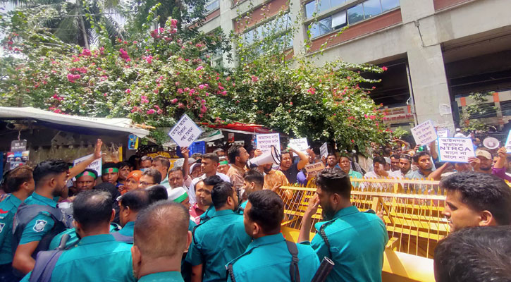 পদযাত্রায় পুলিশকে নিবন্ধনধারীরা বললেন, ‘দয়া করে মারবেন না’