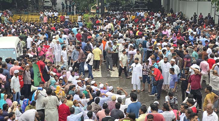 দুই আন্দোলনে দিনভর স্থবির ছিল ঢাকা 