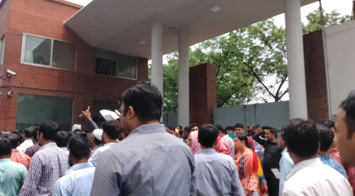 সচিবালয়ের সব ফটক বন্ধ করে দিলেন কর্মকর্তা-কর্মচারীরা 