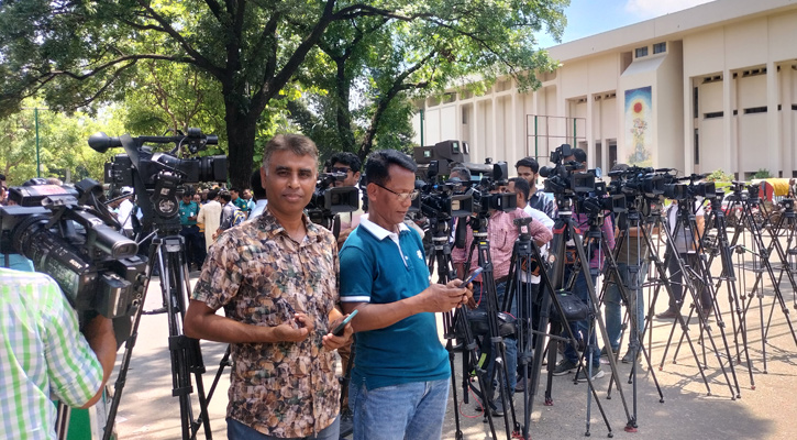 চাকরি অধ্যাদেশ বাতিল ইস্যু: সচিবালয়ে সাংবাদিকদেরও প্রবেশে বাধা