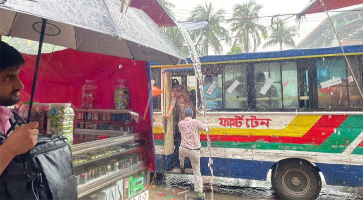 গভীর নিম্নচাপে রাজধানীতে অবিরাম বৃষ্টি, জলাবদ্ধতা-ভোগান্তি
