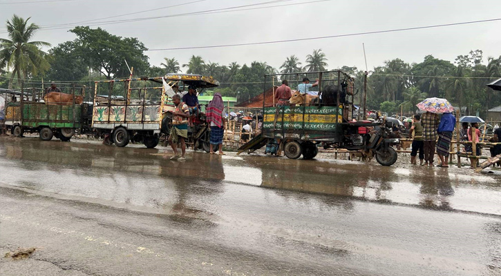 নিম্নচাপের প্রভাবে খুলনায় বৃষ্টি, ঝুঁকিপূর্ণ বেড়িবাঁধ নিয়ে শঙ্কা