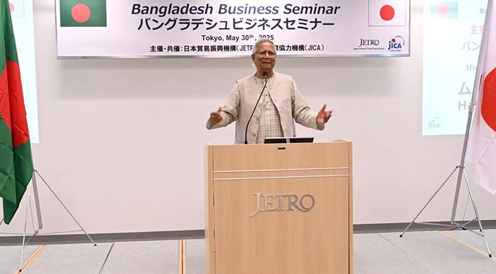দেশের পথে প্রধান উপদেষ্টা