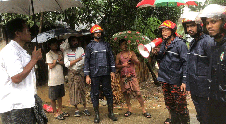 টানা বৃষ্টিতে পাহাড় ধসের শঙ্কা, নিরাপদে সরে যেতে চলছে মাইকিং