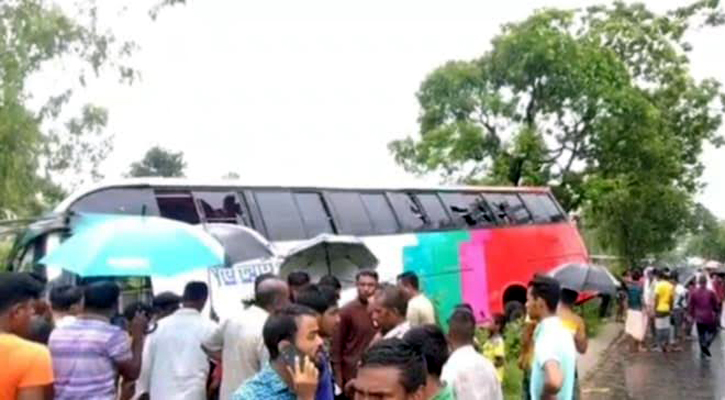 ঠাকুরগাঁওয়ে সড়কে প্রাণ গেল বাবা-মেয়ের