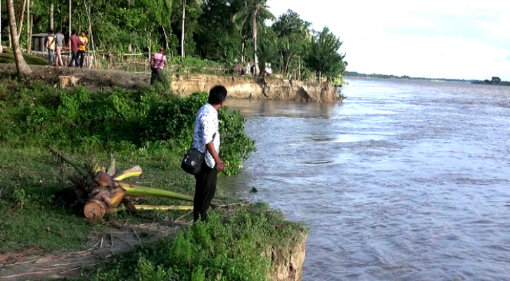 পদ্মায় গোসলে নেমে প্রাণ গেল ২ কলেজছাত্রের