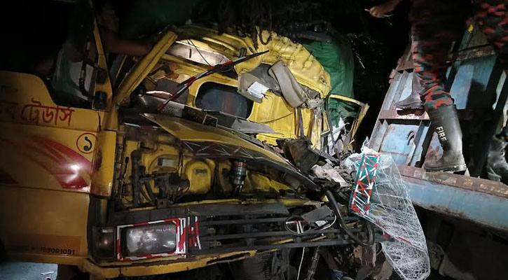 বরিশাল-ঢাকা মহাসড়কে দুই ট্রাকের সংঘর্ষে হেলপারসহ নিহত-২