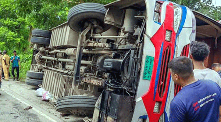 গোপালগঞ্জে যাত্রীবাহী বাস উল্টে ৬ শিশুসহ আহত ২০