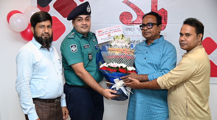 বাংলানিউজের প্রতিষ্ঠাবার্ষিকীতে ডিএমপি কমিশনারের ফুলেল শুভেচ্ছা