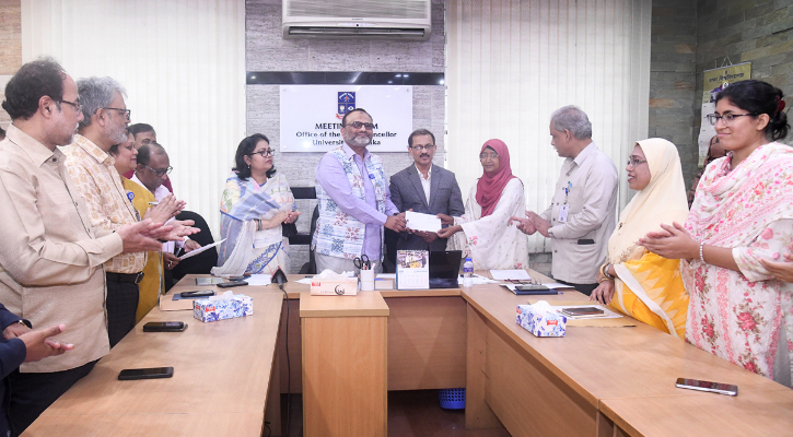 আপৎকালীন অর্থ সহায়তা পেলেন ঢাবির ৫ হলের ছাত্রীরা
