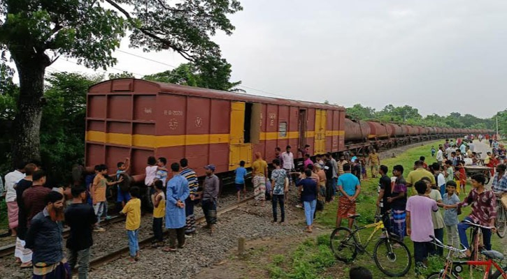 চুয়াডাঙ্গায় বগি লাইনচ্যুত, খুলনার সঙ্গে সারাদেশের রেল যোগাযোগ বন্ধ
